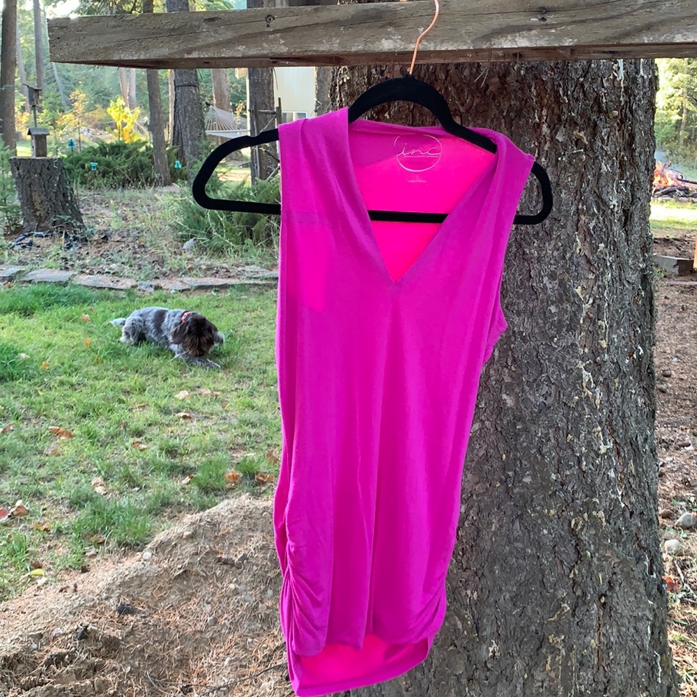 Sleeveless stretchy v-neck